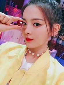 当“小透明”一跃成为焦点：某偶像的逆袭之路让人惊喜🤩