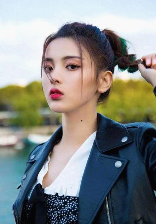 明星现场动作引热议，疑似暗示新动向？🤔